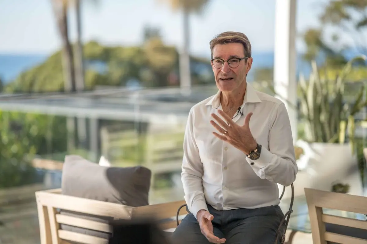 17-mike-sarah-beachfront-consult-northern-beaches Mike Kaye Northern Beaches buyers agent giving an interview