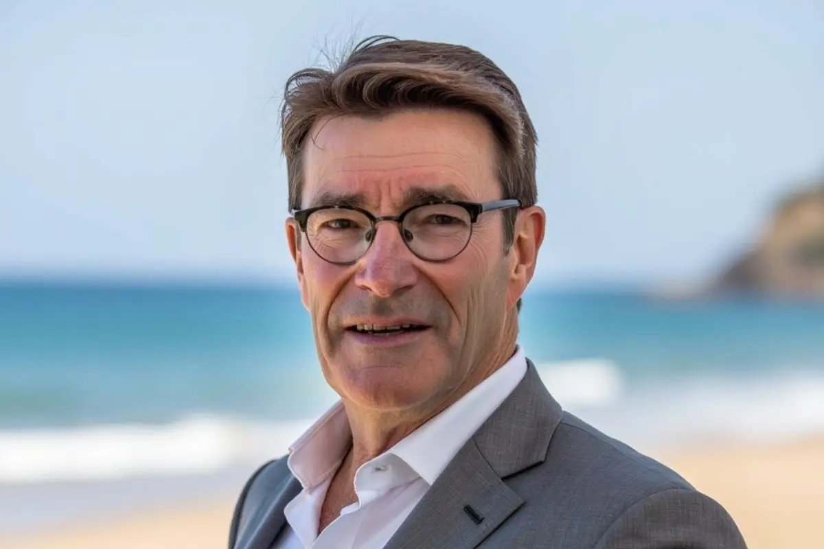 19-mike-kaye-beach-headshot-buyers-agent Mike Kaye in formal attire, your professional Northern Beaches buyers agent.