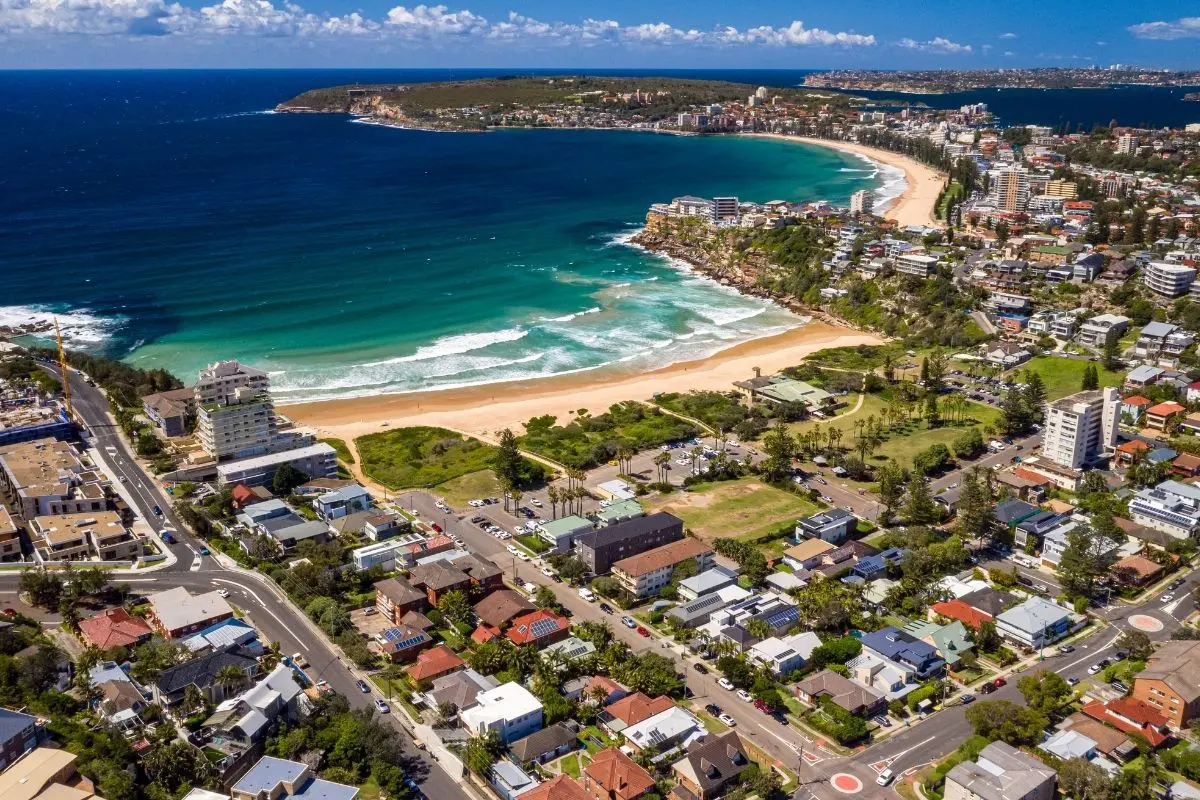 50-coastal-aerial-view-northern-beaches-buyers-agent Freshwater an expansive coastal suburb sought-after by Northern Beaches buyers agent teams.