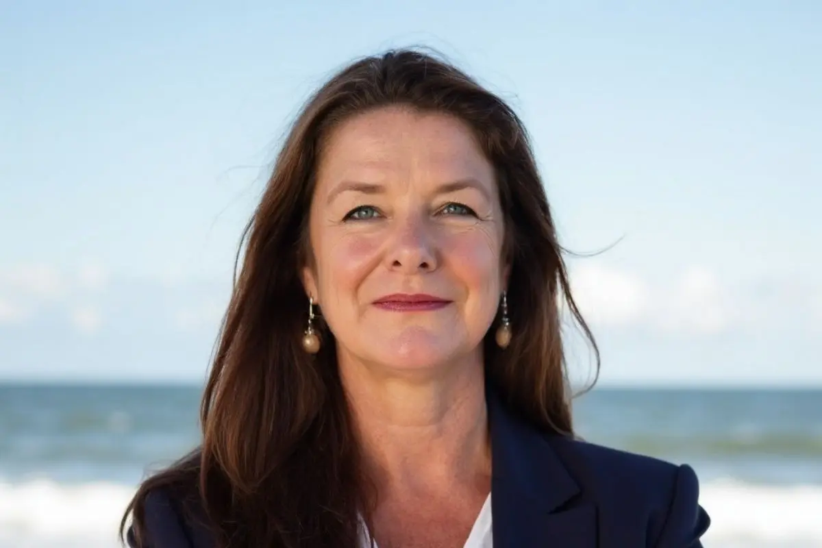 Headshot of Sarah Kaye Founder of Sarah Kaye & Co Buyers Agents at the beach Headshot of Sarah Kaye Founder of Sarah Kaye & Co Buyers Agents at the beach