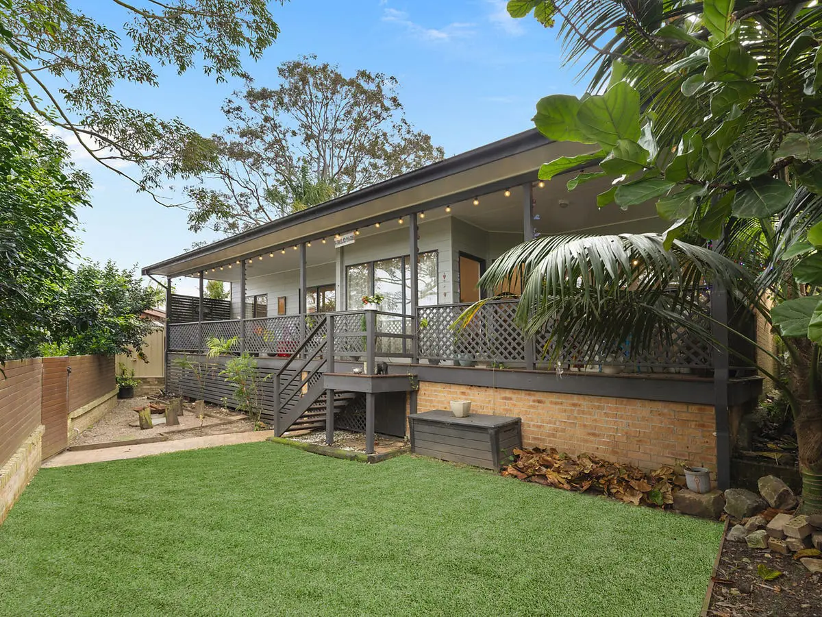 Rear deck and lawn at a family home on Oxford Falls Road, Beacon Hill